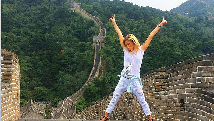 Bar Refaeli hüpft vor Freude auf der Chinesischen Mauer Bar Refaeli hüpft vor Freude auf der Chinesischen Mauer