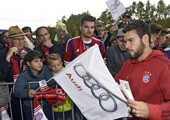 Juan Bernat gibt Autogramme.