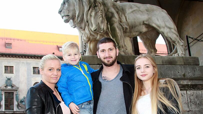 Den Löwen im Hintergrund: Mölders mit Ehefrau Ivonne und seinen beiden Kindern vor der Feldherrnhalle. Den Löwen im Hintergrund: Mölders mit Ehefrau Ivonne und seinen beiden Kindern vor der Feldherrnhalle.