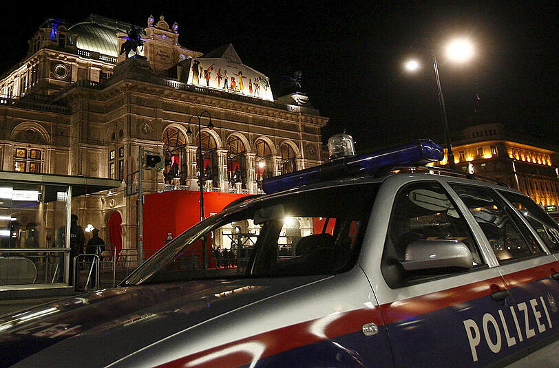 Polizeiauto vor der Wiener Staatsoper. Der Opernball findet in diesem Jahr unter verschärften Sicherheitsvorkehrungen statt.