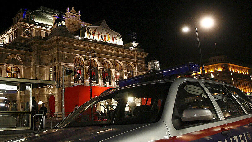 Polizeiauto vor der Wiener Staatsoper. Der Opernball findet in diesem Jahr unter verschärften Sicherheitsvorkehrungen statt.