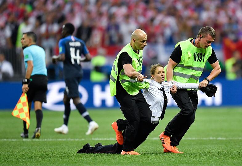 "Pussy Riot" beim WM-Finale. Die Bilder von der Flitz-Einlage in Moskau