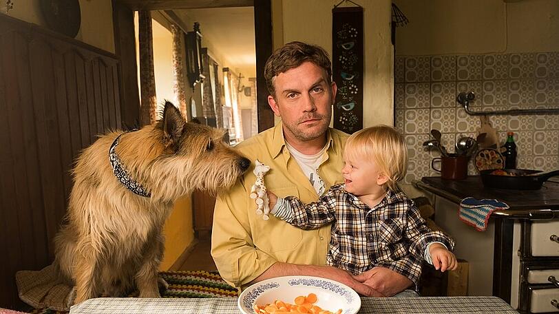 "Leberkäsjunkie": Franz Eberhofer (Sebastian Bezzel) mit Sohn Paul (Luis Sosnowski, r.) und Hund Ludwig