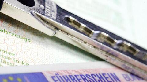 Blick auf einen Führerschein. Foto: Marius Becker/dpa/Symbolbild