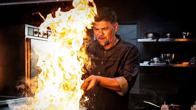 Bei Tim Mälzers "Kitchen Impossible" geht es heiß her.