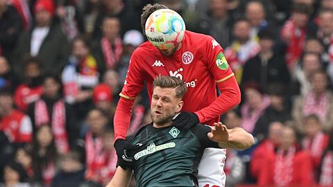 Der Mainzer Stefan Bell (hinten) setzt sich im Kopfballduell gegen Bremens Niclas Füllkrug durch.