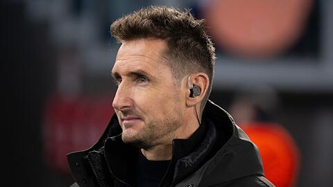 Der TV-Experte Miroslav Klose, ehemaliger Spieler der beiden Vereine, steht vor dem Spiel im Stadion.