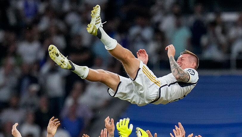 Nun ist Schluss: Bei seinem letzten Heimspiel für Real Madrid wurde Kroos von Teamkollegen und Fans gefeiert.