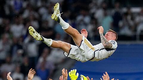 Nun ist Schluss: Bei seinem letzten Heimspiel für Real Madrid wurde Kroos von Teamkollegen und Fans gefeiert.