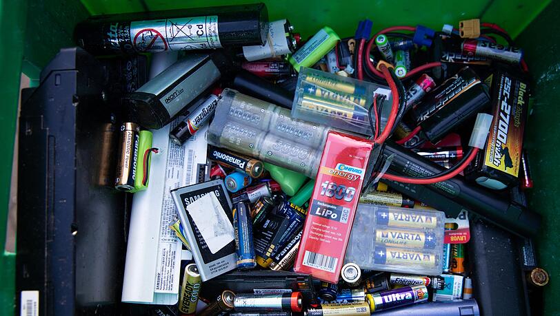 Alte Batterien m&uuml;ssen fachgerecht entsorgt werden.