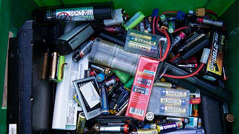 Alte Batterien m&uuml;ssen fachgerecht entsorgt werden.