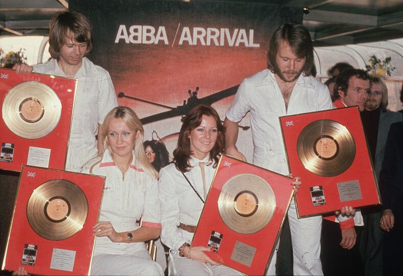 "Dancing Queen" war der Leading Track für "Arrival", ABBAs viertes Studio-Album. Es erschien im Oktober 1976 und wurde mit rund zehn Millionen verkauften Einheiten zu einem der Top-Seller in ABBAs Geschichte. Es war das erste Album, das auf dem Cover den ABBA-Schriftzug mit dem gespiegelten B enthielt. "Dancing Queen" war der Leading Track für "Arrival", ABBAs viertes Studio-Album. Es erschien im Oktober 1976 und wurde mit rund zehn Millionen verkauften Einheiten zu einem der Top-Seller in ABBAs Geschichte. Es war das erste Album, das auf dem Cover den ABBA-Schriftzug mit dem gespiegelten B enthielt.