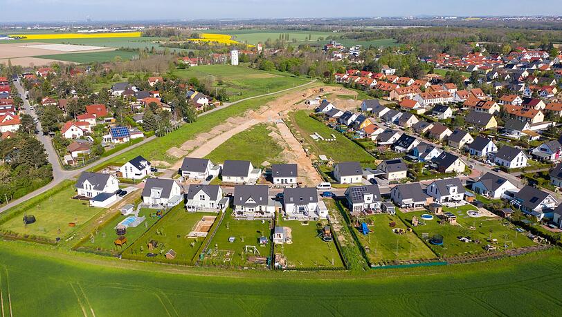Begehrtes Eigenheim: Viele Senioren wohnen in der eigenen, zu groß gewordenen Immobilien, während Wohnraum knapp ist. (Archivbild) Begehrtes Eigenheim: Viele Senioren wohnen in der eigenen, zu groß gewordenen Immobilien, während Wohnraum knapp ist. (Archivbild)