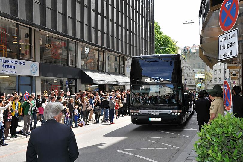 Vor dem Hotel fährt der Bus vor.