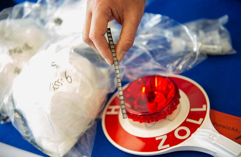 Bei den Wohnungsdurchsuchungen stellten die Beamten neben rund fünf Kilogramm Haschisch, sieben Kilogramm Marihuana und 100 Gramm Crystal auch zahlreiche Schusswaffen und 40 000 Euro in bar sicher, die aus Drogenverkäufen stammen sollen(Symbolbild).