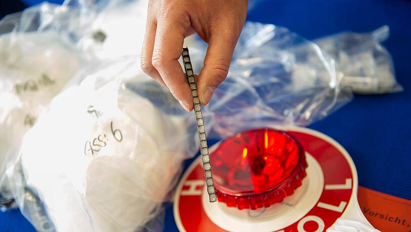 Bei den Wohnungsdurchsuchungen stellten die Beamten neben rund fünf Kilogramm Haschisch, sieben Kilogramm Marihuana und 100 Gramm Crystal auch zahlreiche Schusswaffen und 40 000 Euro in bar sicher, die aus Drogenverkäufen stammen sollen(Symbolbild). Bei den Wohnungsdurchsuchungen stellten die Beamten neben rund fünf Kilogramm Haschisch, sieben Kilogramm Marihuana und 100 Gramm Crystal auch zahlreiche Schusswaffen und 40 000 Euro in bar sicher, die aus Drogenverkäufen stammen sollen(Symbolbild).
