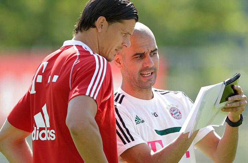 Daniel Van Buyten (l.) und Pep Guardiola besprechen sich während des Trainings des FC Bayern in Arco.