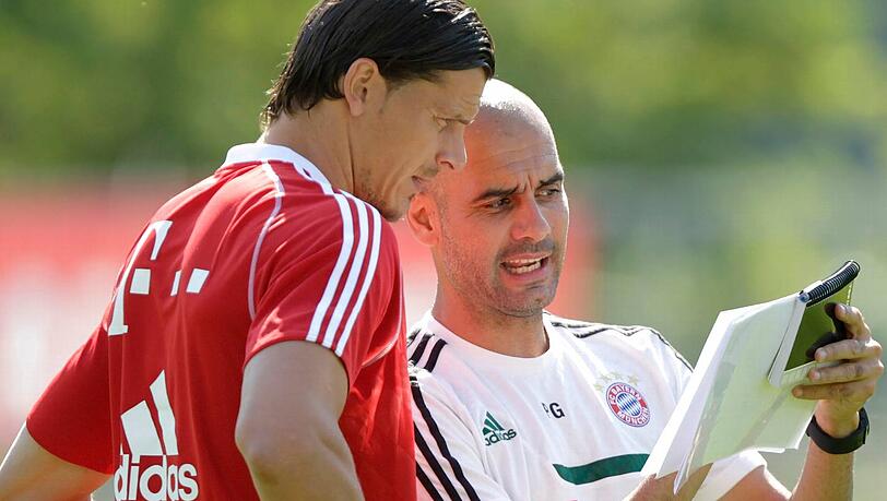 Daniel Van Buyten (l.) und Pep Guardiola besprechen sich während des Trainings des FC Bayern in Arco. Daniel Van Buyten (l.) und Pep Guardiola besprechen sich während des Trainings des FC Bayern in Arco.