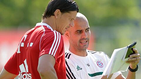 Daniel Van Buyten (l.) und Pep Guardiola besprechen sich während des Trainings des FC Bayern in Arco.
