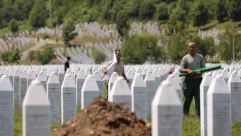 Die Gedenkstätte Potocari in Srebrenica, Bosnien-Herzegowina. Serbien muss sich vor dem Internationalen Gerichtshof (IGH) wegen Völkermordes im Bürgerkrieg (1991-1995) verantworten Die Gedenkstätte Potocari in Srebrenica, Bosnien-Herzegowina. Serbien muss sich vor dem Internationalen Gerichtshof (IGH) wegen Völkermordes im Bürgerkrieg (1991-1995) verantworten