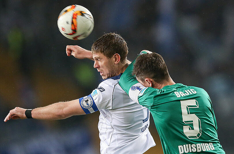 Im Kampf um den Ball: Der Bielefelder Fabian Klos und der Duisburger Branimir Bajic (rechts).