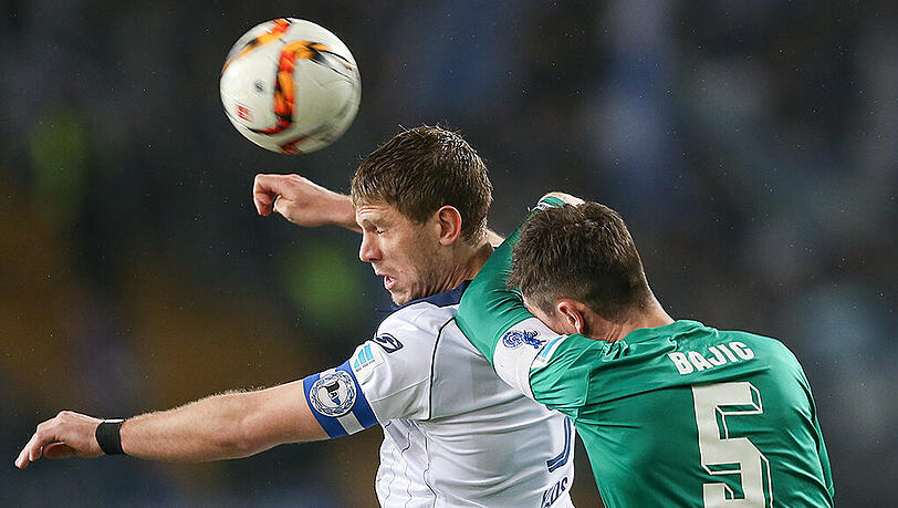 Im Kampf um den Ball: Der Bielefelder Fabian Klos und der Duisburger Branimir Bajic (rechts). Im Kampf um den Ball: Der Bielefelder Fabian Klos und der Duisburger Branimir Bajic (rechts).