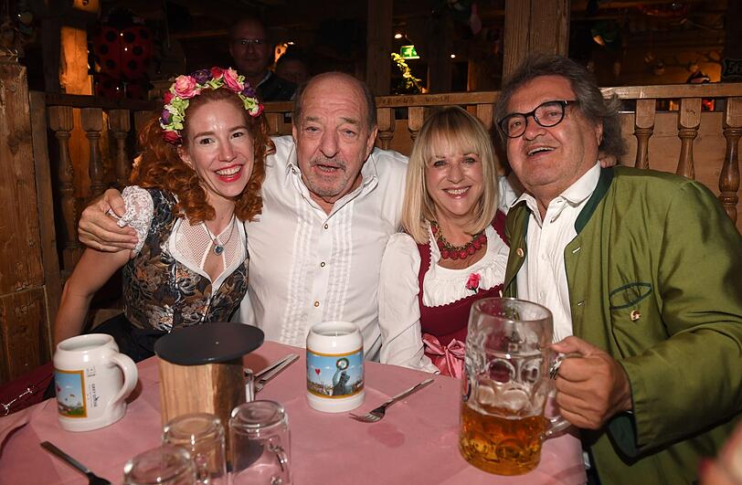 Sehen und gesehen werden: Die Wiesn lockt traditionell auch viele Promis an, hier die frisch verheirateten Laura und Ralph Siegel mit Patrizia Riekel und ihr Mann Helmut Markwort.