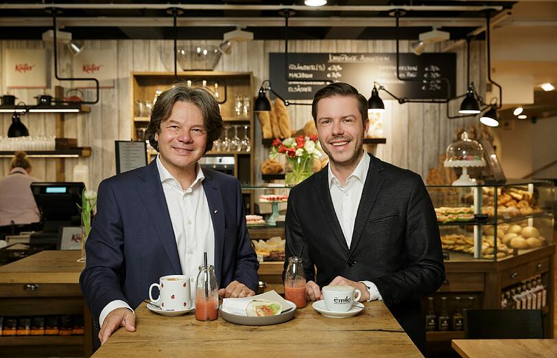 Michael Käfer (l.) und Ludwig-Beck-Vorstand Christian Greiner im neu eröffneten Café bei Ludwig Beck am Marienplatz.