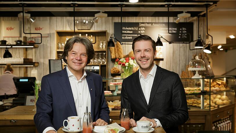 Michael Käfer (l.) und Ludwig-Beck-Vorstand Christian Greiner im neu eröffneten Café bei Ludwig Beck am Marienplatz.