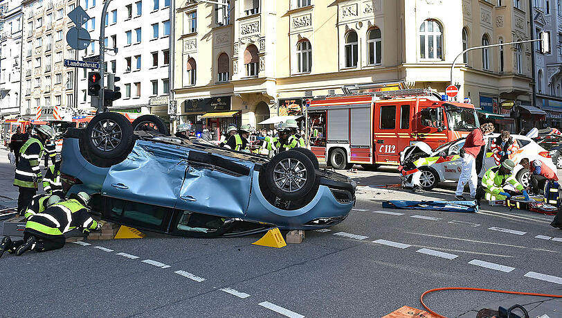 Schwerer Unfall im Bahnhofsviertel - ein Renault krachte in ein Einsatzfahrzeug der Johanniter. Die Bilder. Schwerer Unfall im Bahnhofsviertel - ein Renault krachte in ein Einsatzfahrzeug der Johanniter. Die Bilder.