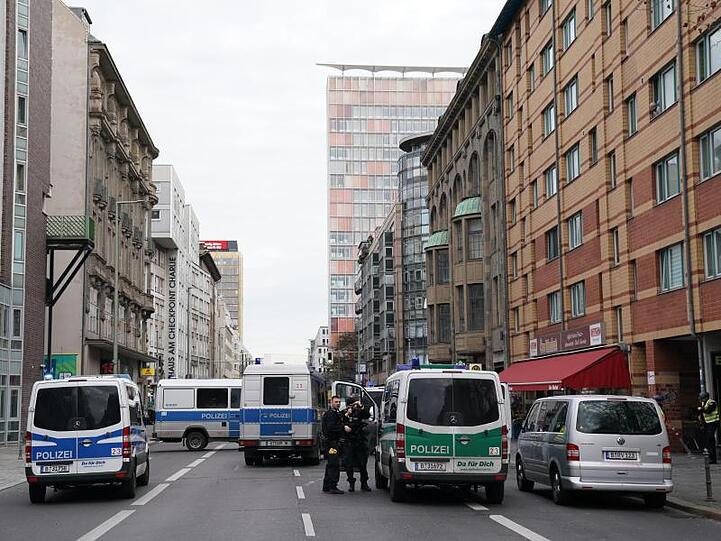 Polizeifahrzeuge sperren die Straßen um die Kreuzung Kochstraße/Friedrichstraße in der Nähe des Checkpoint Charlie ab.