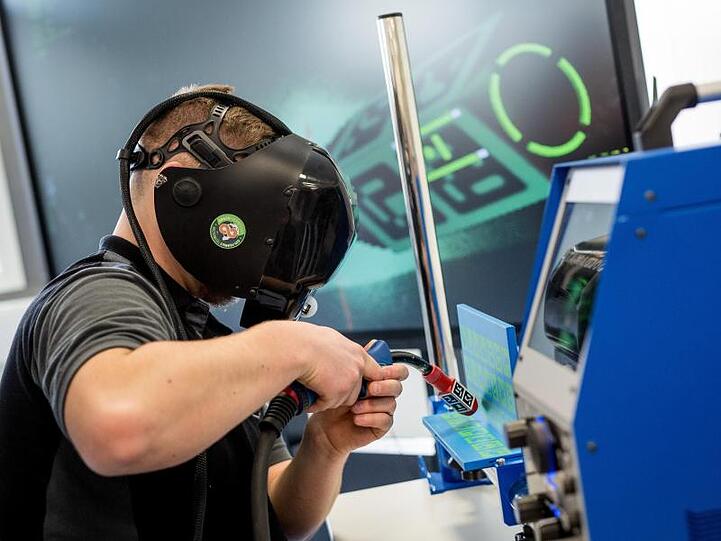 Ein Auszubildender arbeitet im Daimler-Ausbildungszentrum in einem neuen Industrie-4.0-Labor an einer virtuellen Schweißmaschine.