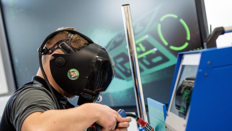 Ein Auszubildender arbeitet im Daimler-Ausbildungszentrum in einem neuen Industrie-4.0-Labor an einer virtuellen Schweißmaschine. Ein Auszubildender arbeitet im Daimler-Ausbildungszentrum in einem neuen Industrie-4.0-Labor an einer virtuellen Schweißmaschine.
