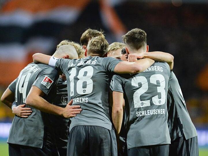 Robin Hack von Nürnberg (verdeckt) jubelt mit seinen Mitspielern über sein Tor zum 2:0. Foto: Timm Schamberger/dpa