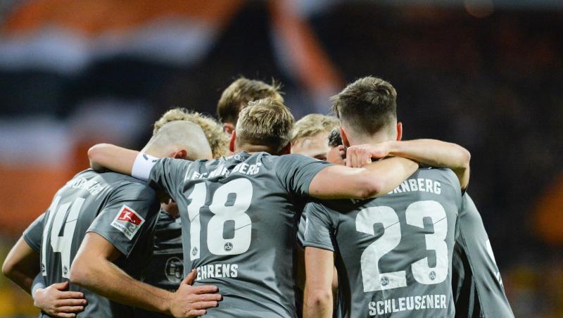 Robin Hack von Nürnberg (verdeckt) jubelt mit seinen Mitspielern über sein Tor zum 2:0. Foto: Timm Schamberger/dpa Robin Hack von Nürnberg (verdeckt) jubelt mit seinen Mitspielern über sein Tor zum 2:0. Foto: Timm Schamberger/dpa
