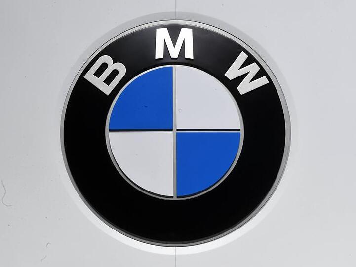 Der Autobauer BMW fährt neben der Produktion auch den Vertrieb in China wieder hoch. Foto: Uli Deck/dpa/Archivbild