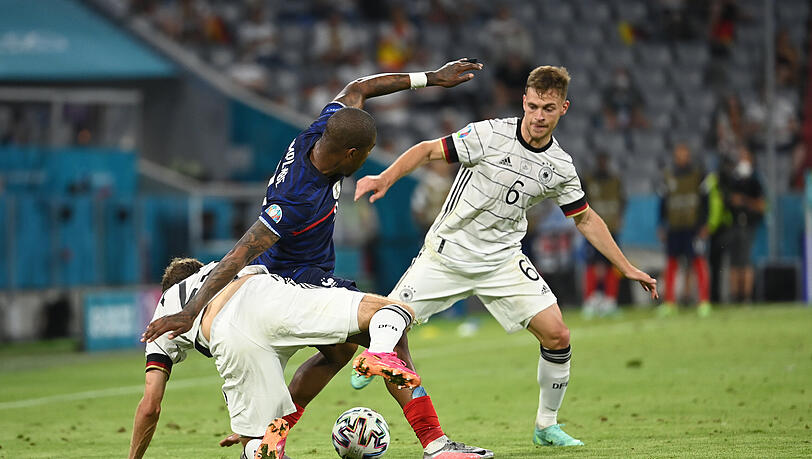Joshua Kimmich (r.) im Zweikampf mit Frankreichs Presnel Kimpembe.