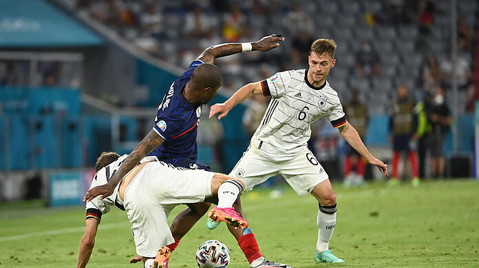 Joshua Kimmich (r.) im Zweikampf mit Frankreichs Presnel Kimpembe.