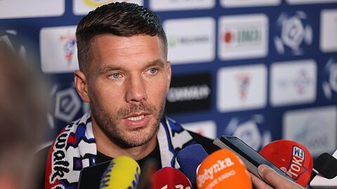 Lukas Podolski spricht während einer Pressekonferenz.