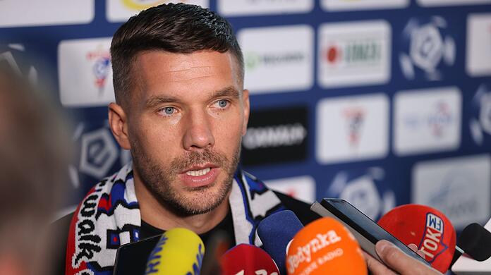 Lukas Podolski spricht während einer Pressekonferenz.