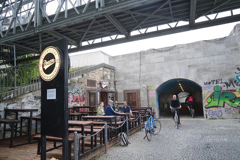 Direkt an der Ludwigsbrücke ist die "Boazn" entstanden, in den Räumen einer einstigen Toilettenanlage.