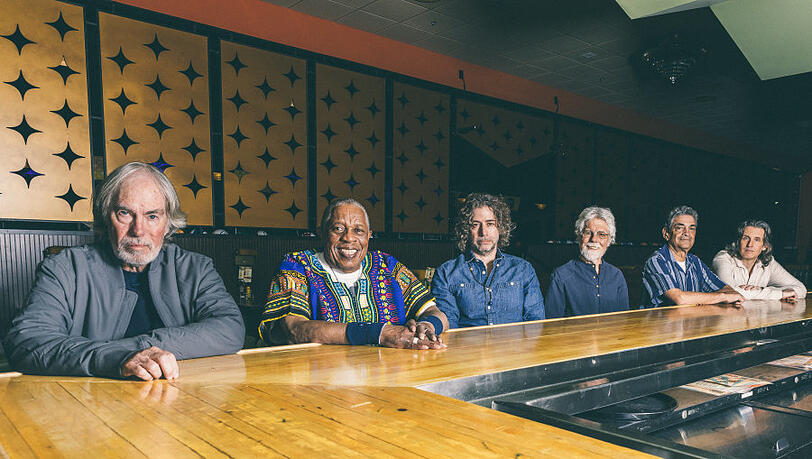 Little Feat im Jahr 2025: V.l. Bill Payne, Sam Clayton, Tony Leone, Fred Tackett, Kenny Gradney und Scott Sharrard (Foto: Fletcher Moore). Little Feat im Jahr 2025: V.l. Bill Payne, Sam Clayton, Tony Leone, Fred Tackett, Kenny Gradney und Scott Sharrard (Foto: Fletcher Moore).