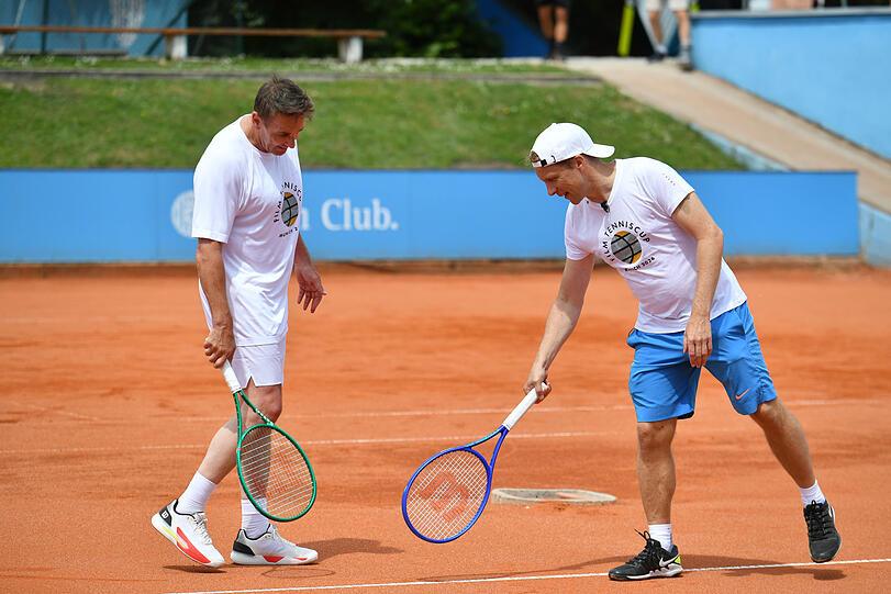 War der Ball im Aus? Mark Keller (l.) und Oliver Pocher prüfen das lieber nochmal. War der Ball im Aus? Mark Keller (l.) und Oliver Pocher prüfen das lieber nochmal.