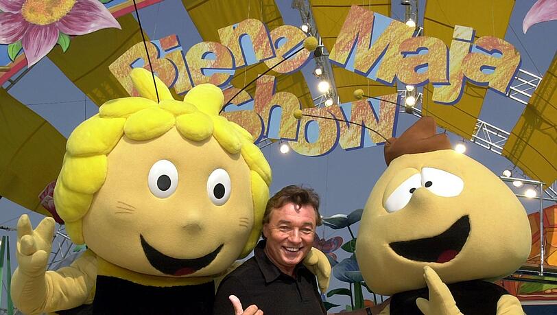 Foto von 2001: Damals trat Karel Gott mit Maja und Willi in einer Biene-Maja-Geburtstagsshow auf. (Archivbild) Foto von 2001: Damals trat Karel Gott mit Maja und Willi in einer Biene-Maja-Geburtstagsshow auf. (Archivbild)