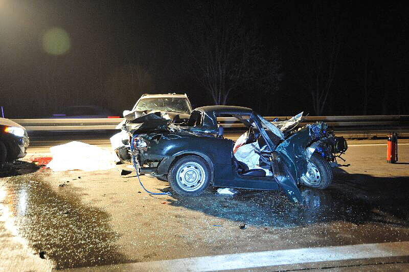 Rettungskräfte im Einsatz nach dem Unfall auf der A 92