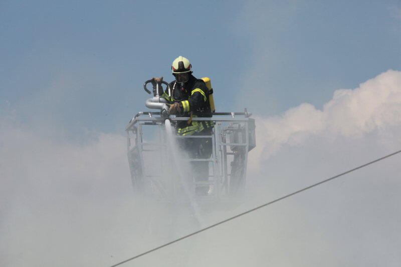 In Polling im Landkreis Mühldorf am Inn ist am Mittwoch eine Heizungsanlage abgebrannt - die Feuerwehr rückte mit einem Großaufgebot an. Der Schaden soll immens sein.