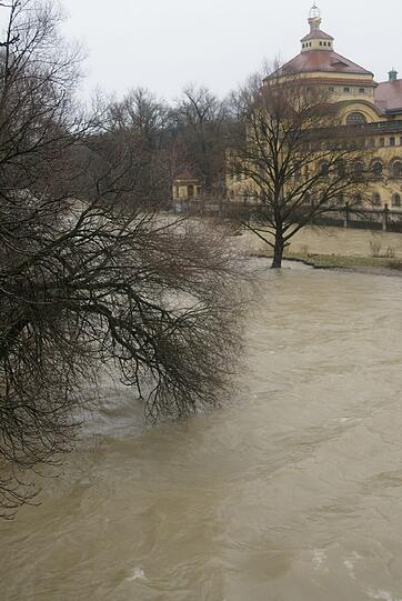 Dauerregen sorgt für Hochwasser an der Isar: In München wurde mit Hochwasserwarnstufe 1 gerechnet. Die Bilder.
