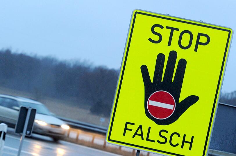 Zwei Geisterfahrer sind auf der Autobahn A 8 von der Polizei gestoppt worden.