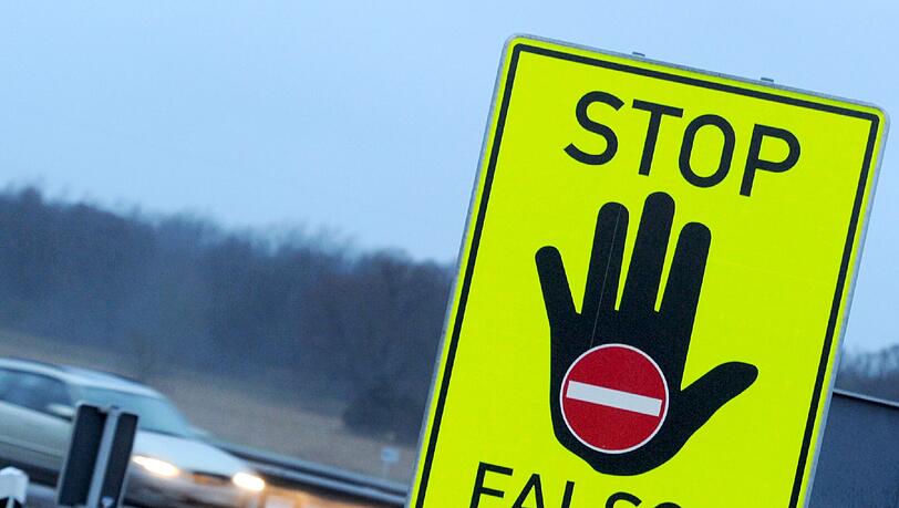Zwei Geisterfahrer sind auf der Autobahn A 8 von der Polizei gestoppt worden. Zwei Geisterfahrer sind auf der Autobahn A 8 von der Polizei gestoppt worden.