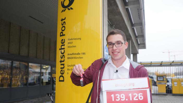 Fabian Lehner hat gestern die fast 140 000 Unterschriften übergeben – natürlich gespeichert auf einem USB-Stick. Fabian Lehner hat gestern die fast 140 000 Unterschriften übergeben – natürlich gespeichert auf einem USB-Stick.
